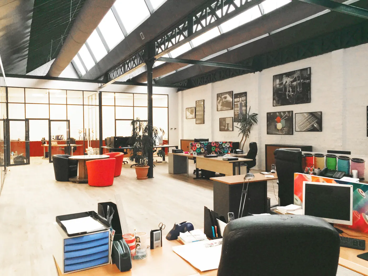Les bureaux d'Impress'ions à Roubaix, sous une grande verrière