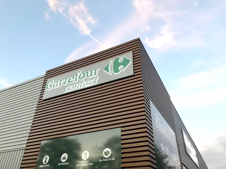 Carrefour Contact : enseigne lumineuse sur bardage