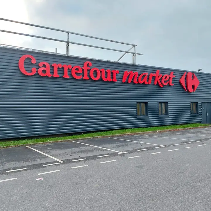 Carrefour Market : lettres découpées lumineuses