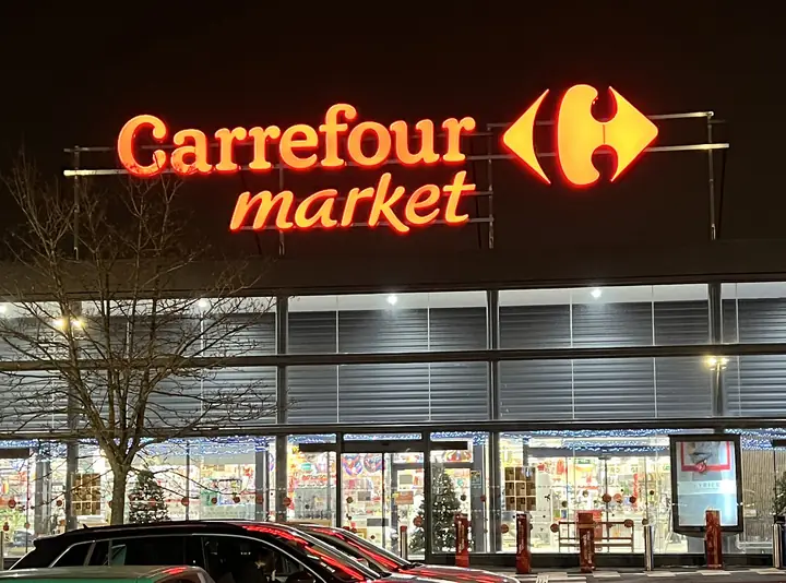 Carrefour Market : lettres boîtier à face lumineuse sur armature