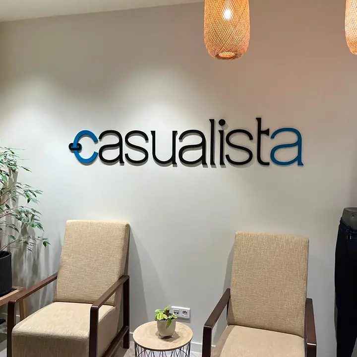Casualista : lettres découpées en relief