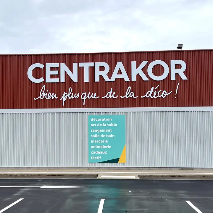 Centrakor : lettres découpées sur façade