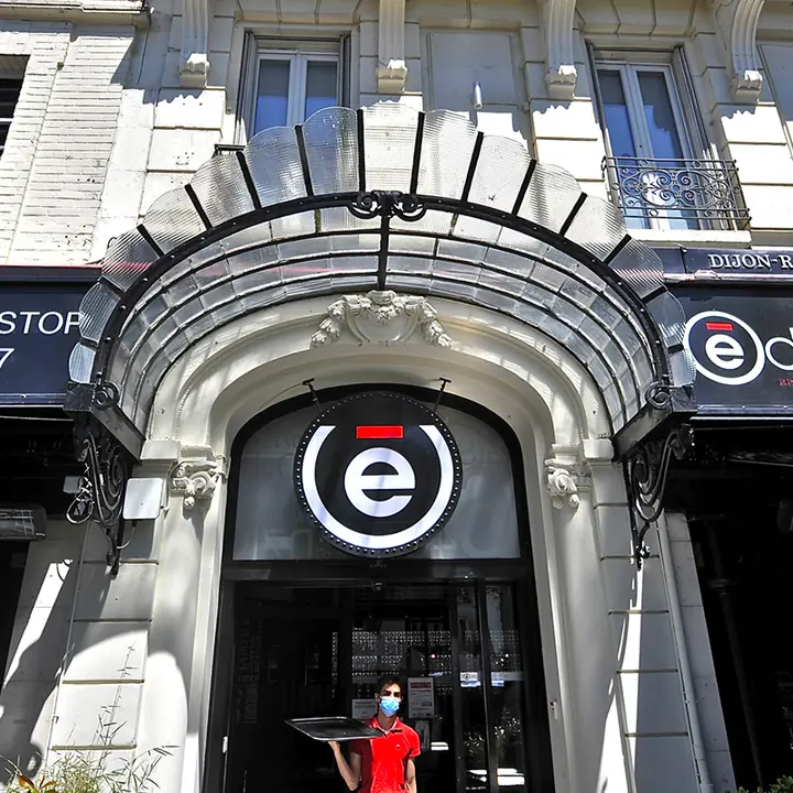 Edito : enseigne lumineuse en façade