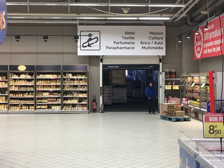 Grande distribution : signalétique suspendue