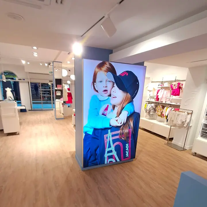 Jacadi : caisson lumineux intérieur