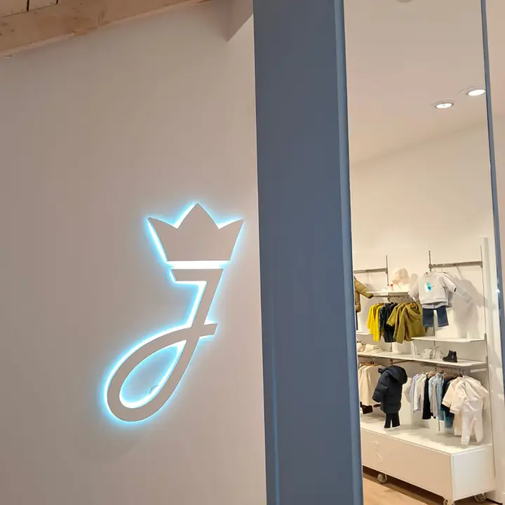 Jacadi : logo lumineux rétroéclairé