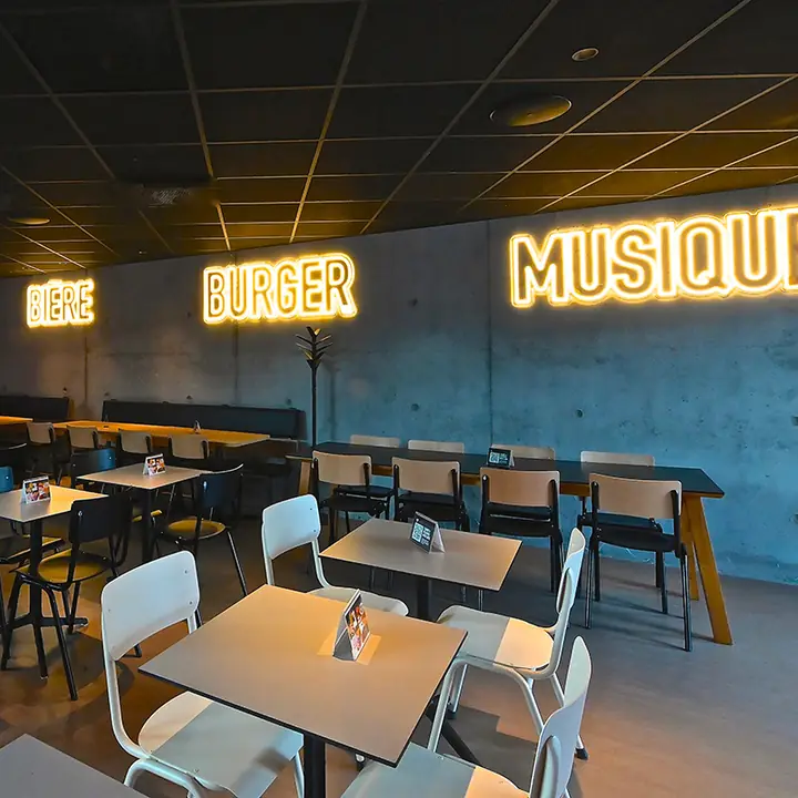 Ninkasi : lettres lumineuses intérieures