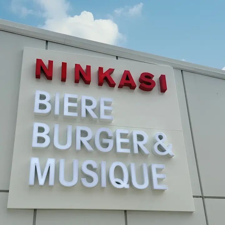 Ninkasi : lettres découpées en relief