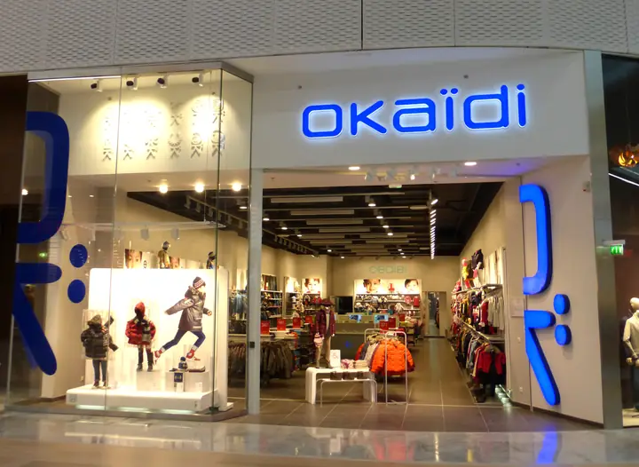 Okaïdi : enseigne lumineuse de boutique