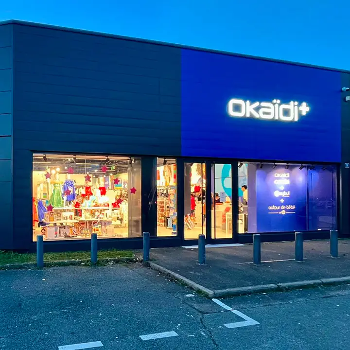 Okaïdi : enseigne lumineuse de façade
