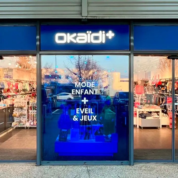 Okaïdi : vitrophanie et enseigne lumineuse