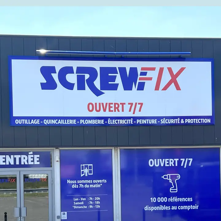 Screwfix : enseigne dibond et vitrophanie